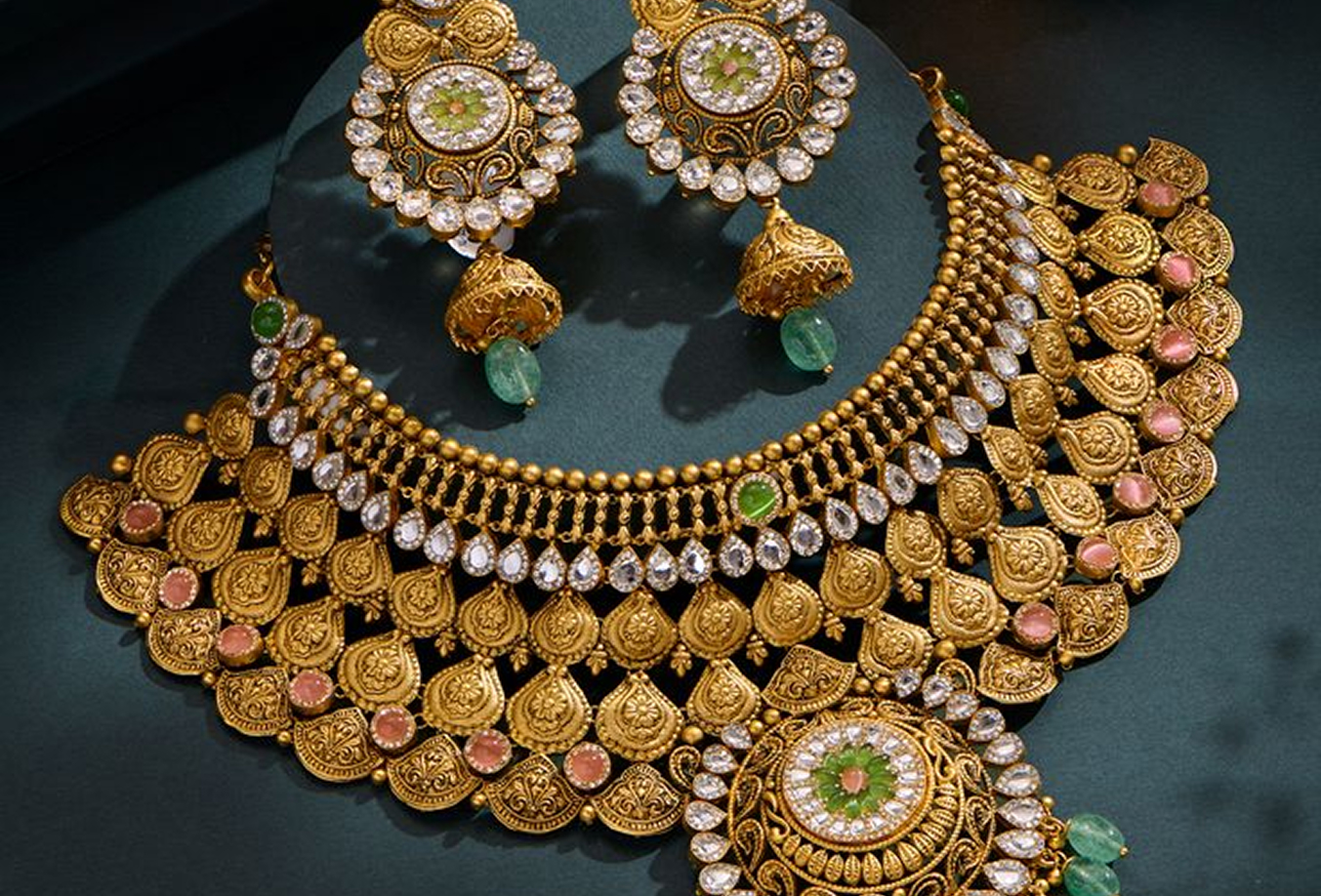Necklace view 3